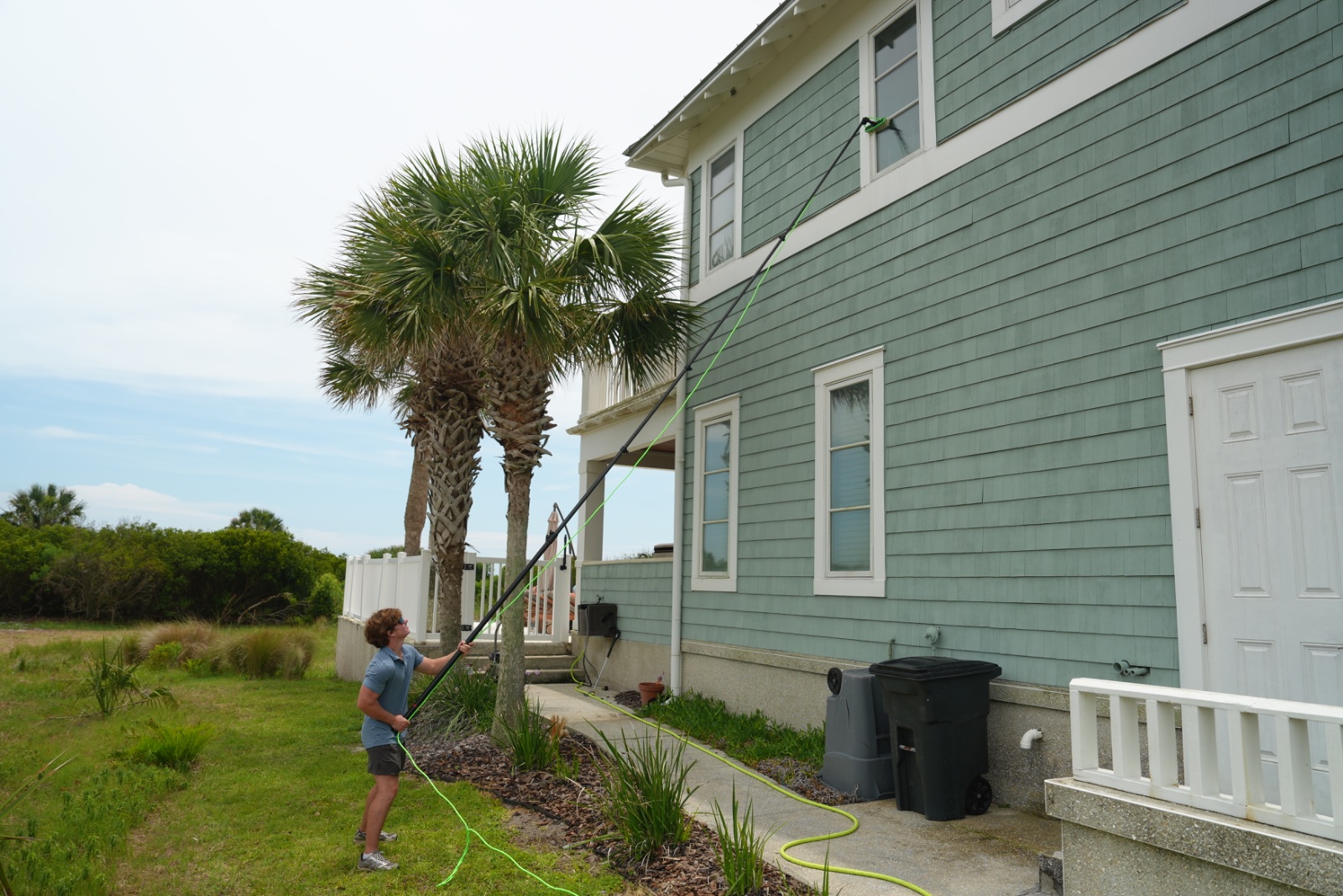 Slingshot team member washing the windows of a Florida home